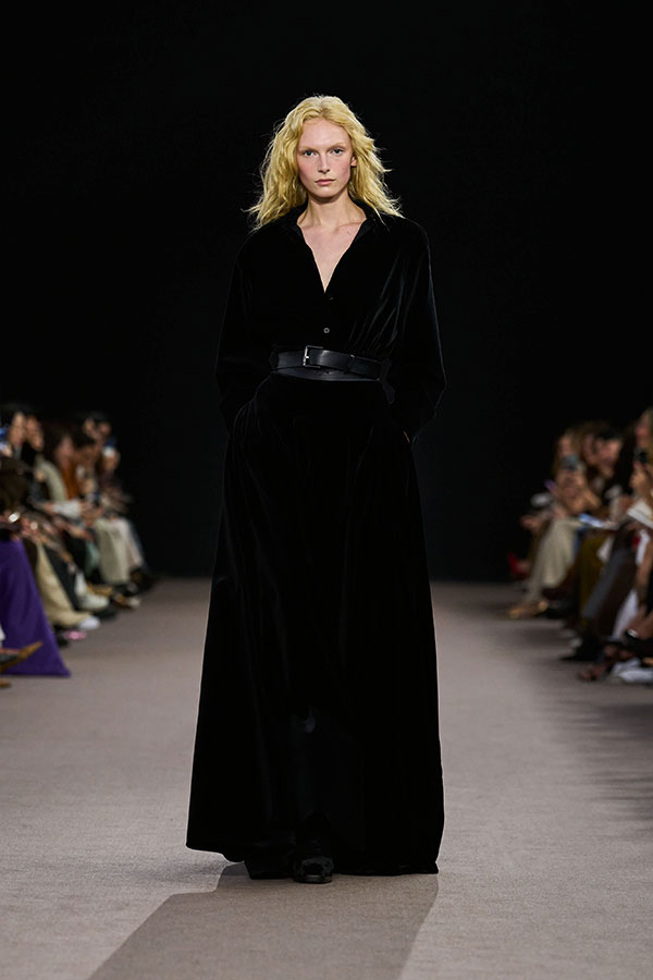 Max Mara Fall/Winter 2025 Fashion Show - Black Look with Shirt-style Bodysuit in Smooth Velvet, Belt and Long Velvet Skirt.