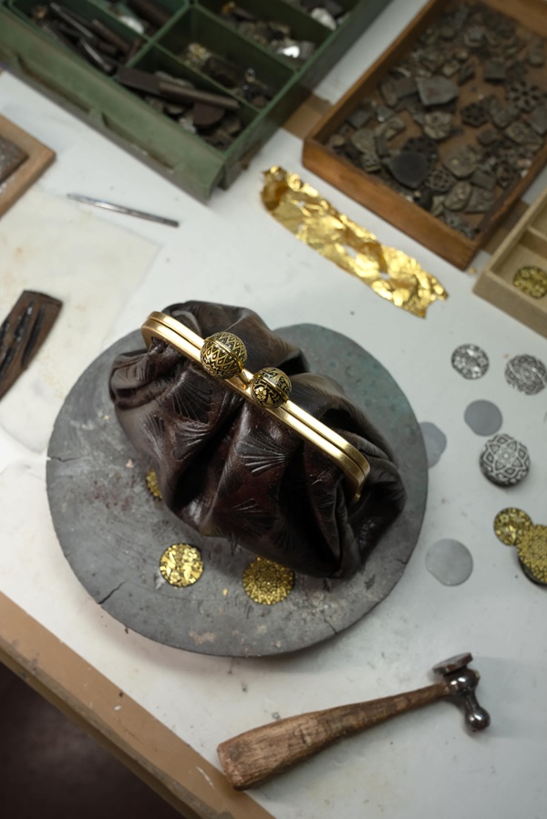 老舗アトリエ、アンフラマ工房が制作するボールクラスプ