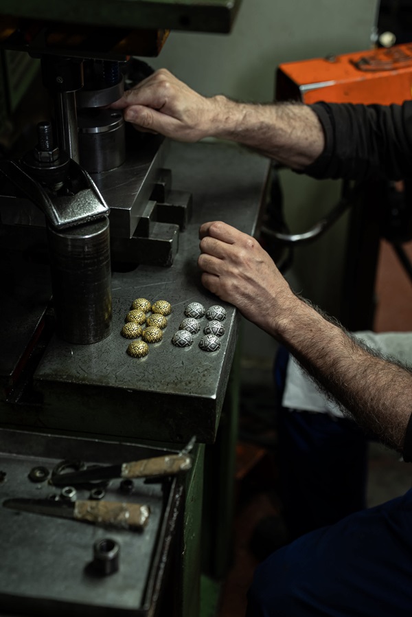 老舗アトリエ、アンフラマ工房が制作するボールクラスプ